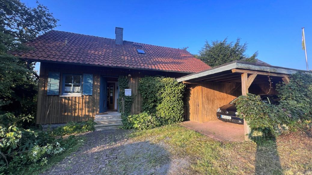 Frantalansicht in Richtung Süden mit Carport